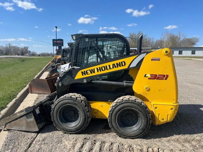 2021 New Holland L321