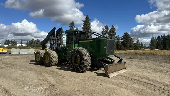 2023 John Deere 768LII