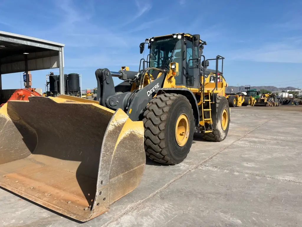 2021 John Deere 744L