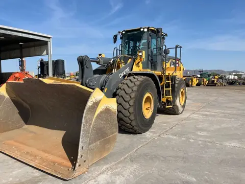 2021 John Deere 744L