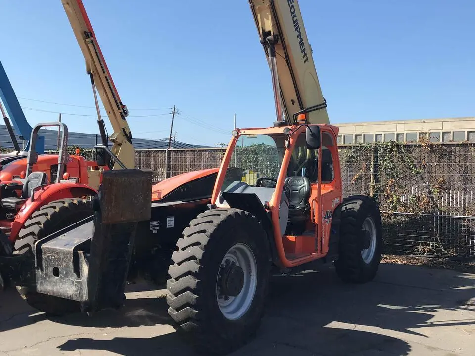 2017 JLG 1055