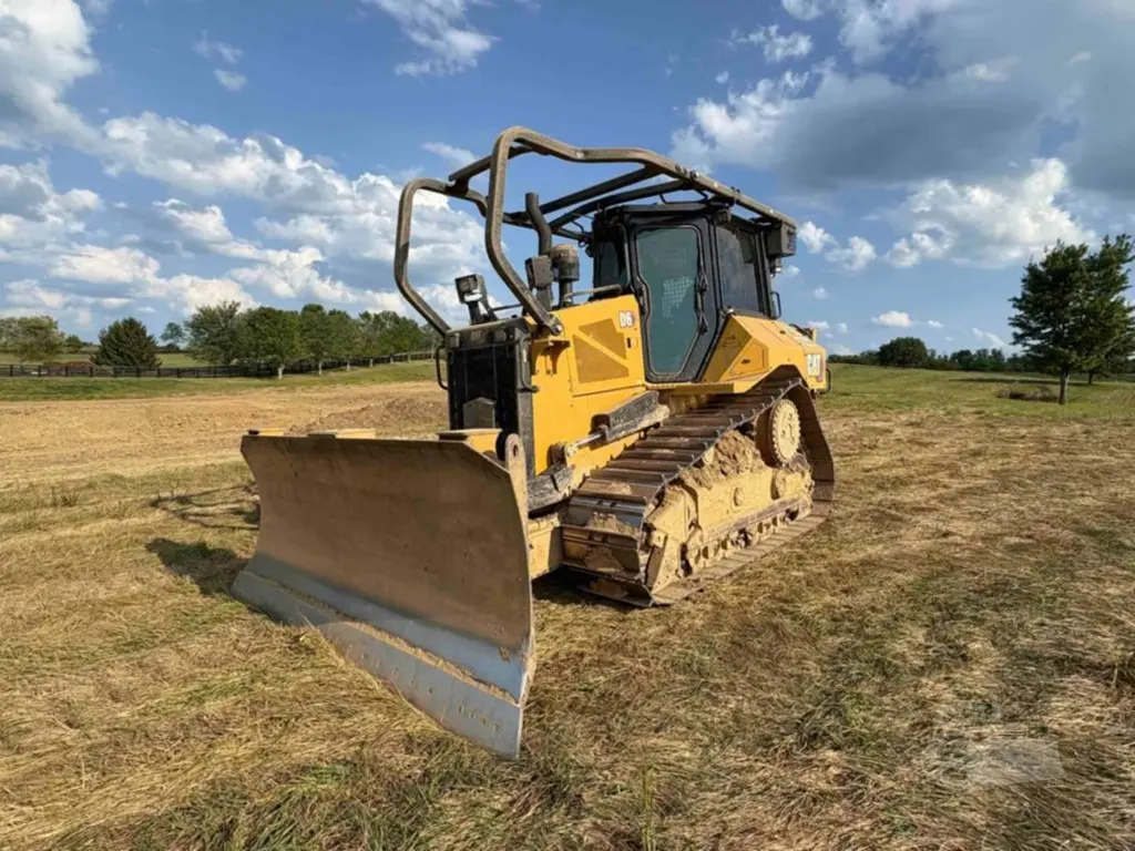 2022 Caterpillar D5