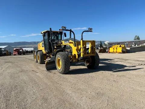 2023 John Deere 772G