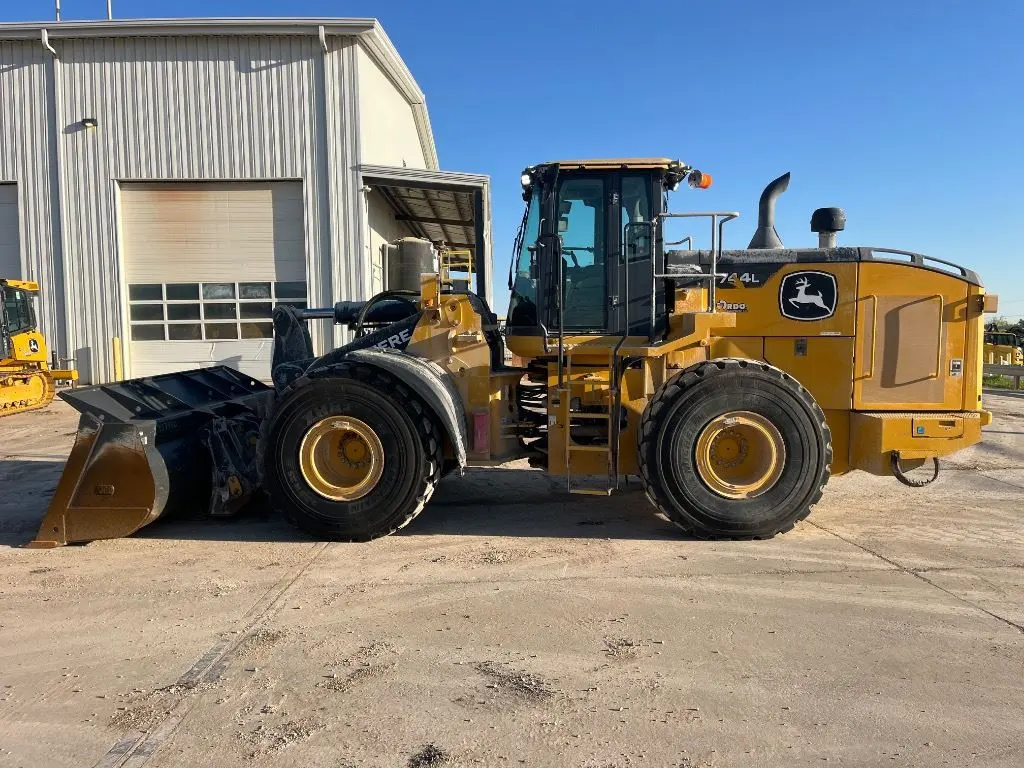 2021 John Deere 744L