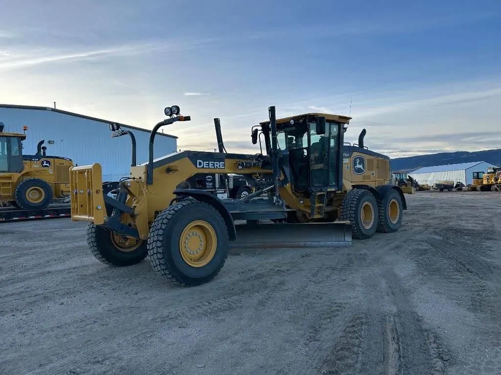 2023 John Deere 772G