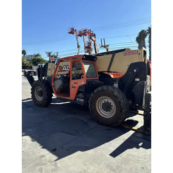2018 JLG 1055
