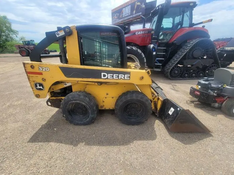 2009 John Deere 320