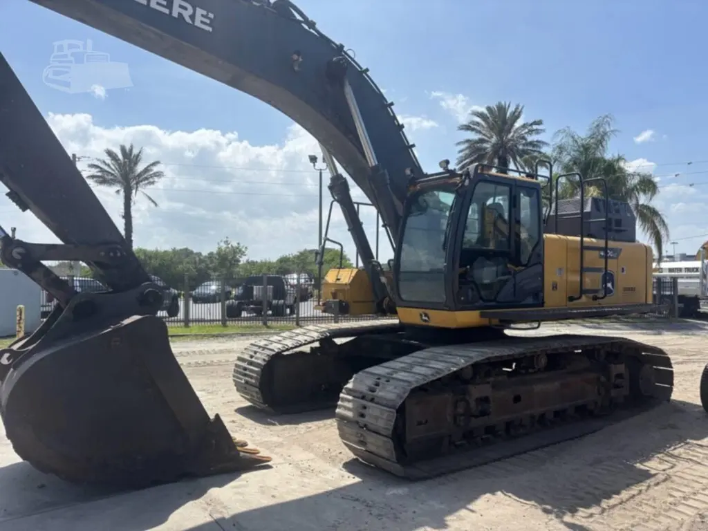 2022 John Deere 470G LC