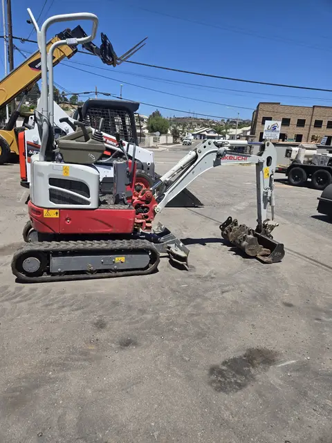 2022 Takeuchi TB210R