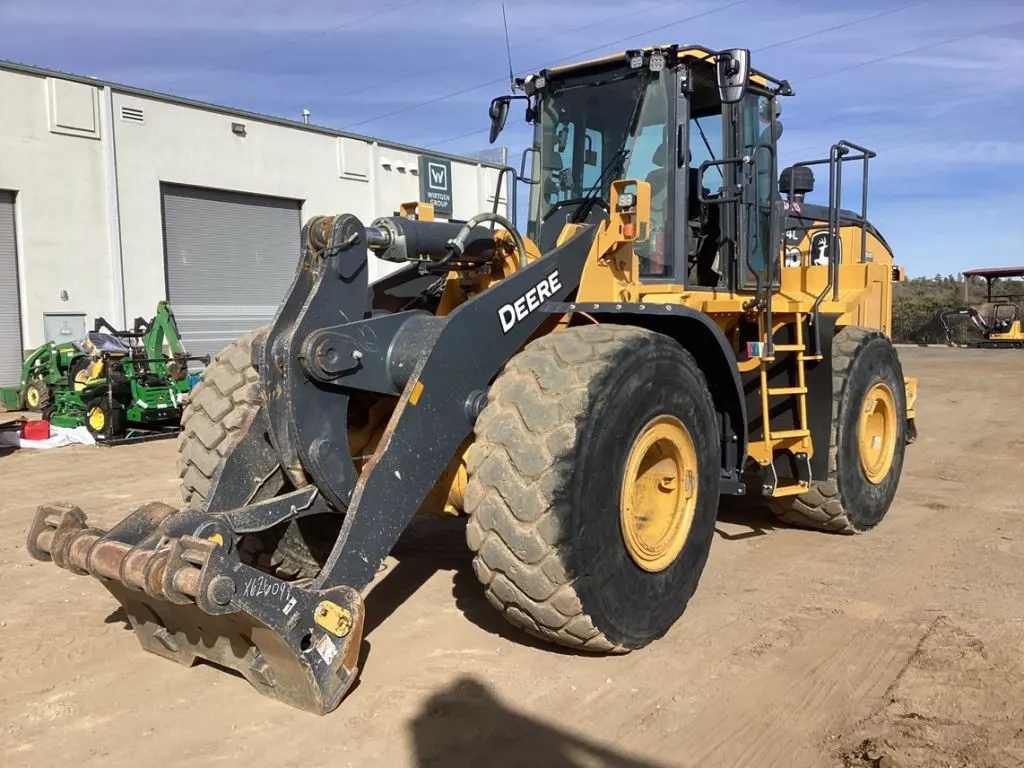 2022 John Deere 744L