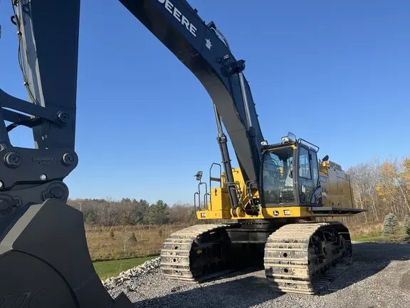 2022 John Deere 670G LC