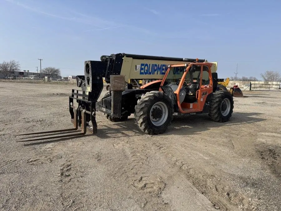 2018 JLG 1055