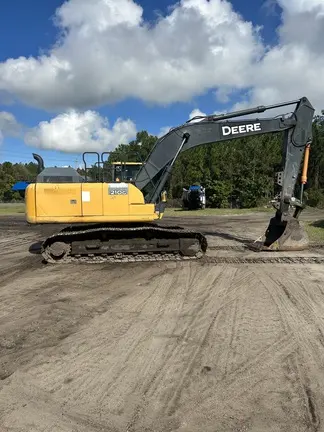 2017 John Deere 210G LC