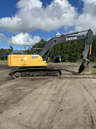 2017 John Deere 210G LC