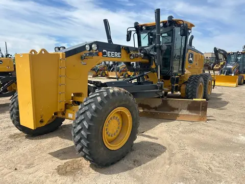 2023 John Deere 772G