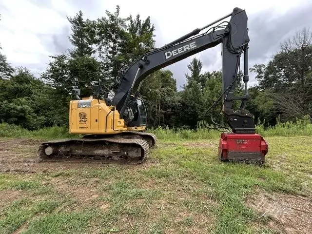 2020 John Deere 245G LC