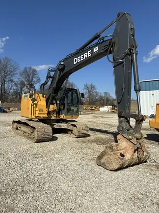 2019 John Deere 245G LC