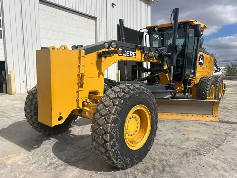 2024 John Deere 772G