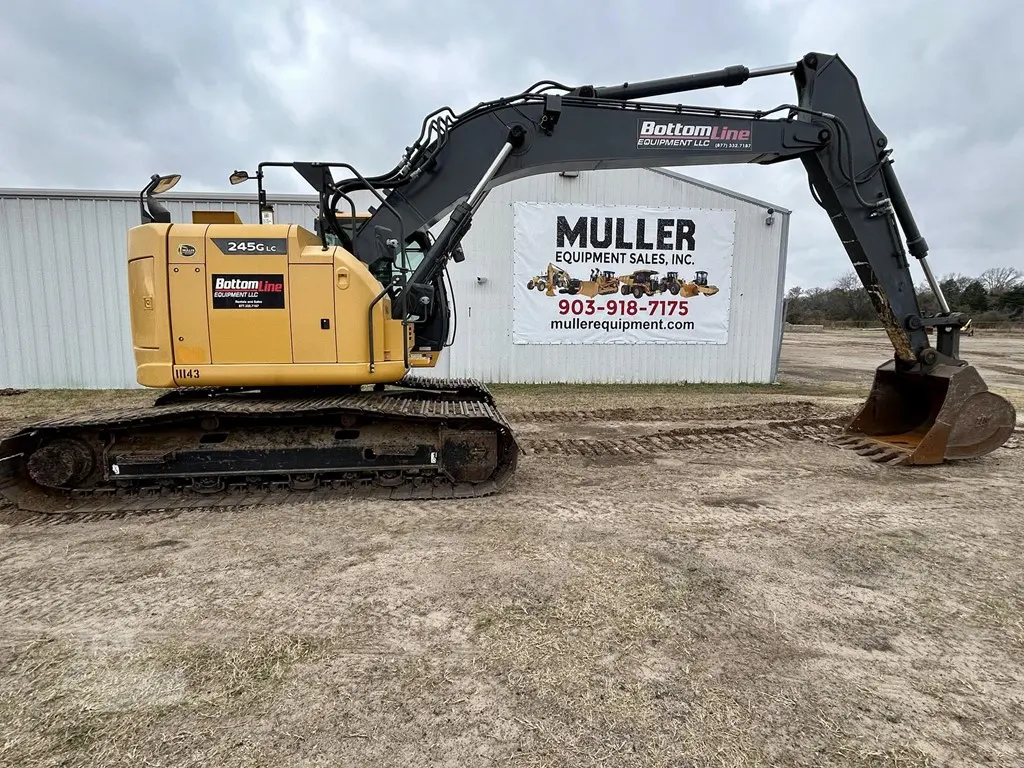 2022 John Deere 245G LC