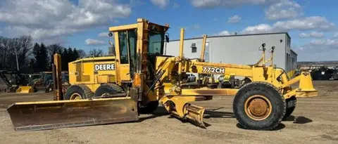 2000 John Deere 772CH