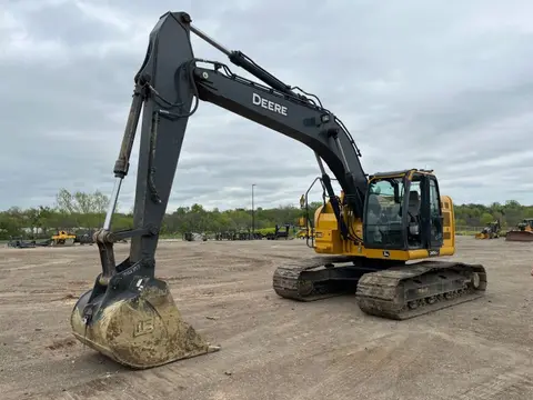 2022 John Deere 245G
