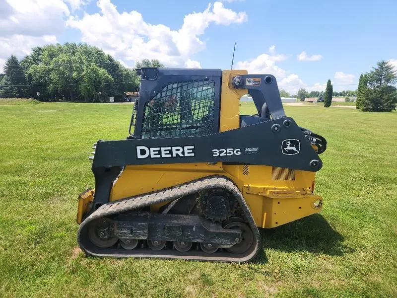2018 John Deere 325GX