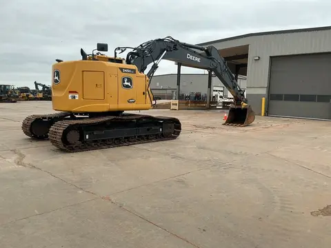 2022 John Deere 245G LC
