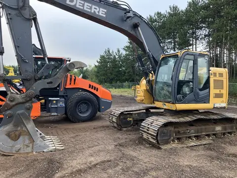 2017 John Deere 245G LC