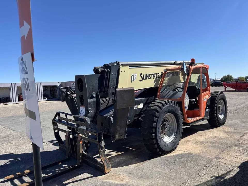 2015 JLG 1055