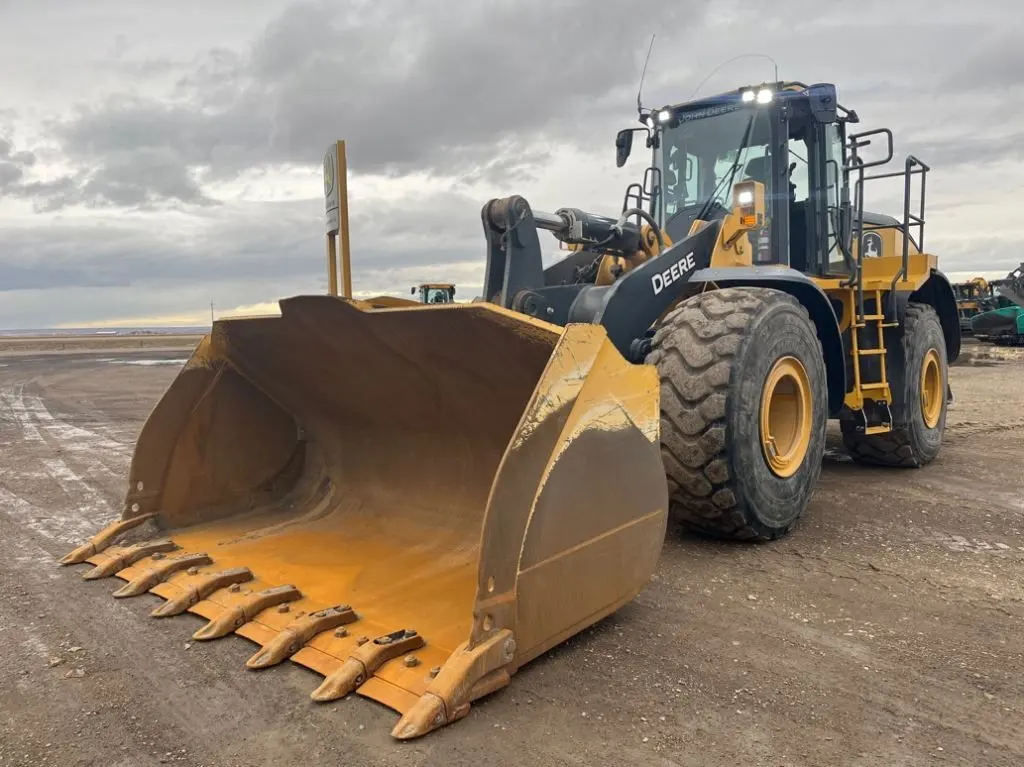 2023 John Deere 824P