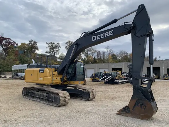 2018 John Deere 250G LC
