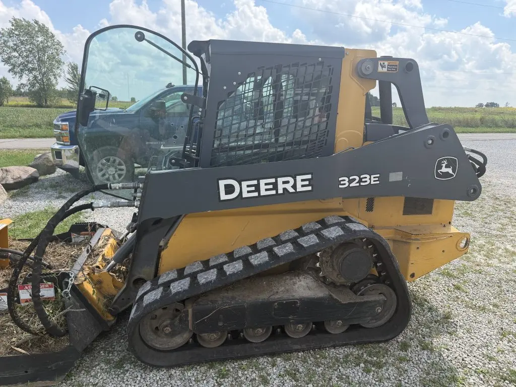 2017 John Deere 323E