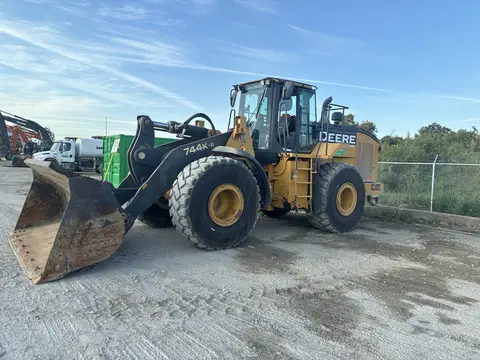 2018 John Deere 744L