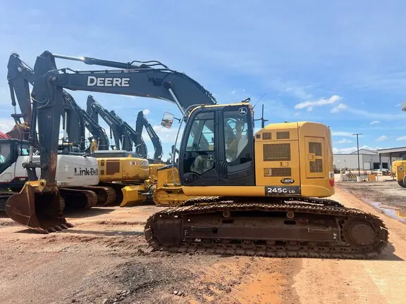 2018 John Deere 245G LC