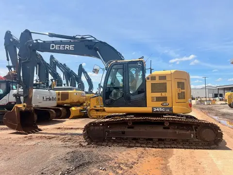 2018 John Deere 245G LC