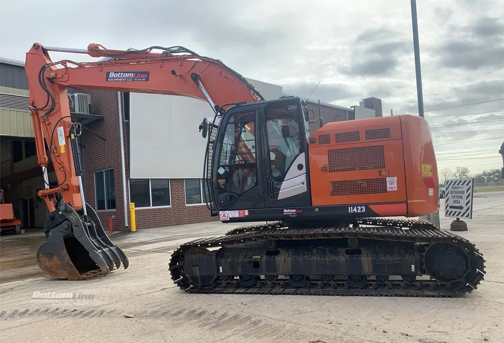 2021 Hitachi ZX225USR LC-6