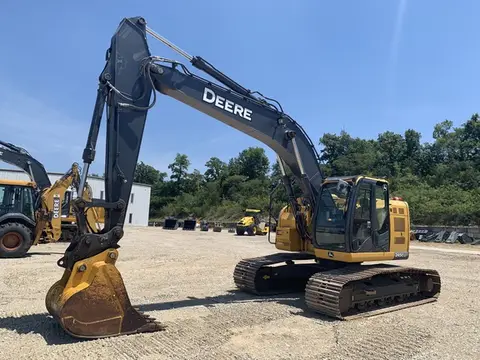 2018 John Deere 245G LC