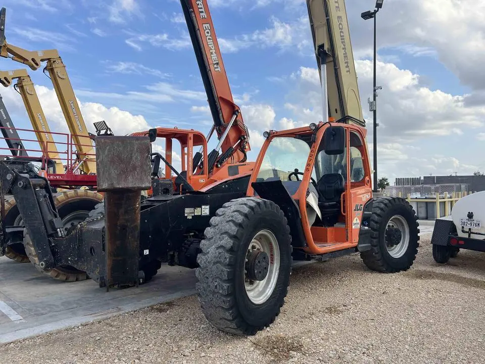 2017 JLG 1055
