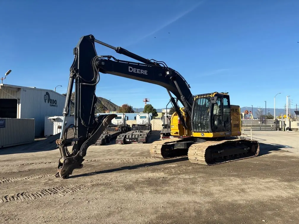 2022 John Deere 245G