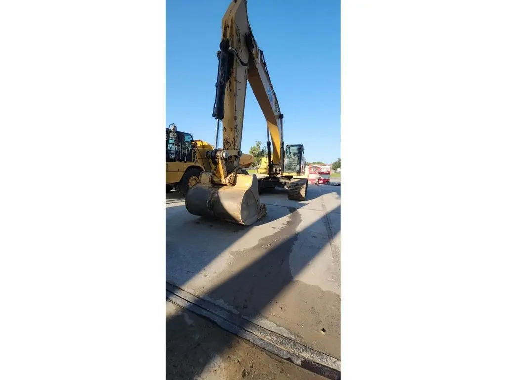 2023 Caterpillar 350