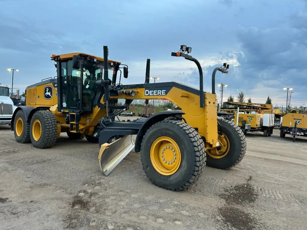 2023 John Deere 672G