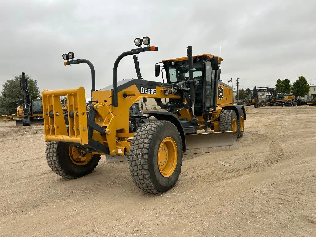 2023 John Deere 772G