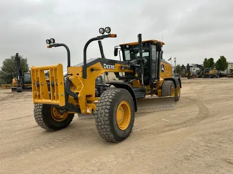 2023 John Deere 772G