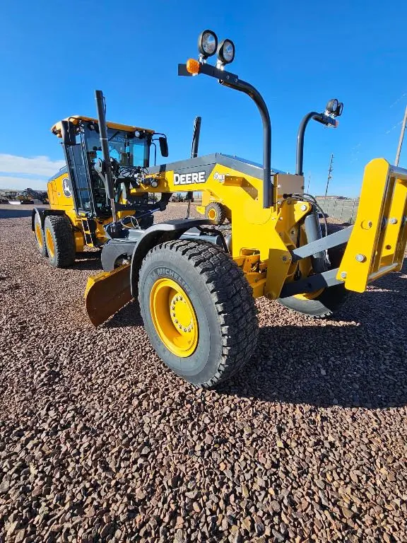 2023 John Deere 772G