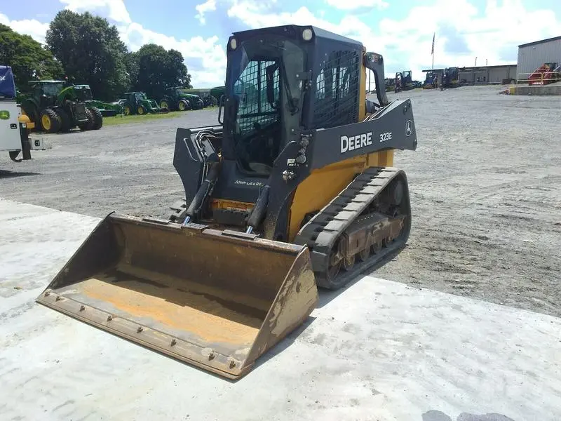 2017 John Deere 323E