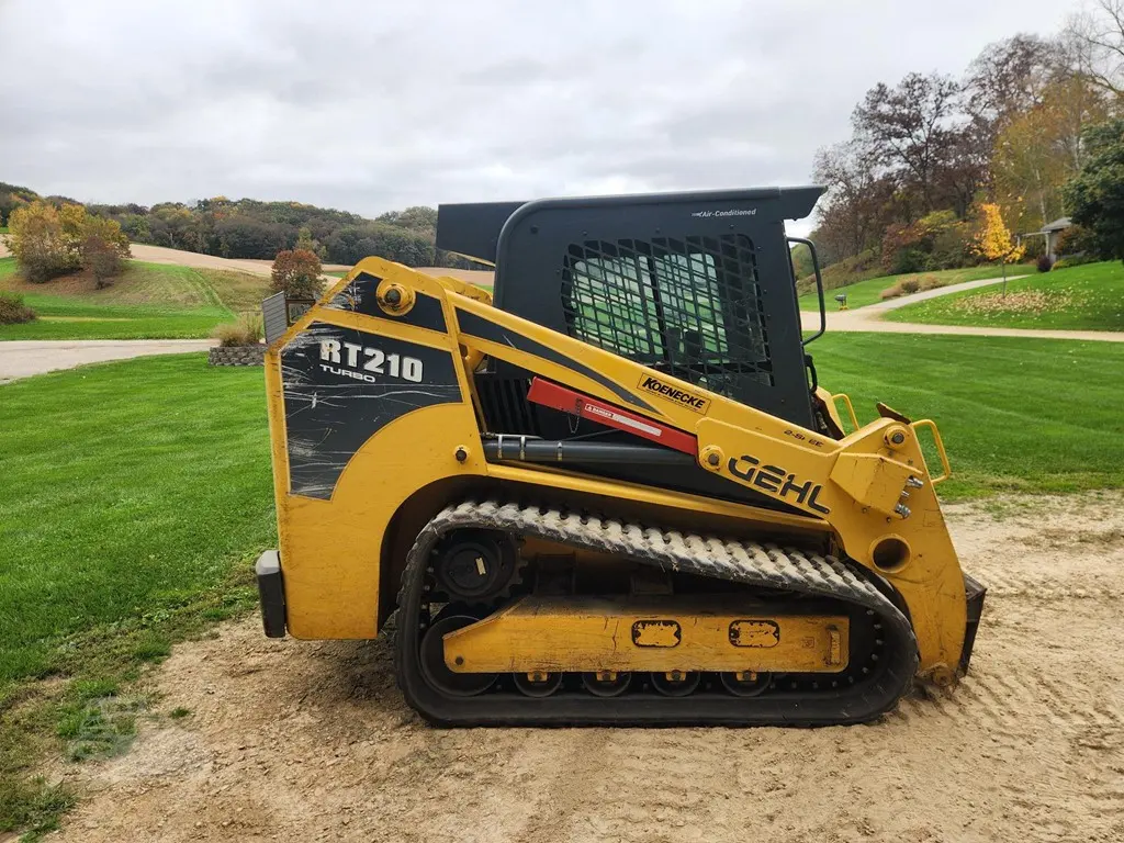 2011 Gehl RT210