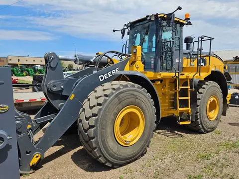 2023 John Deere 824P