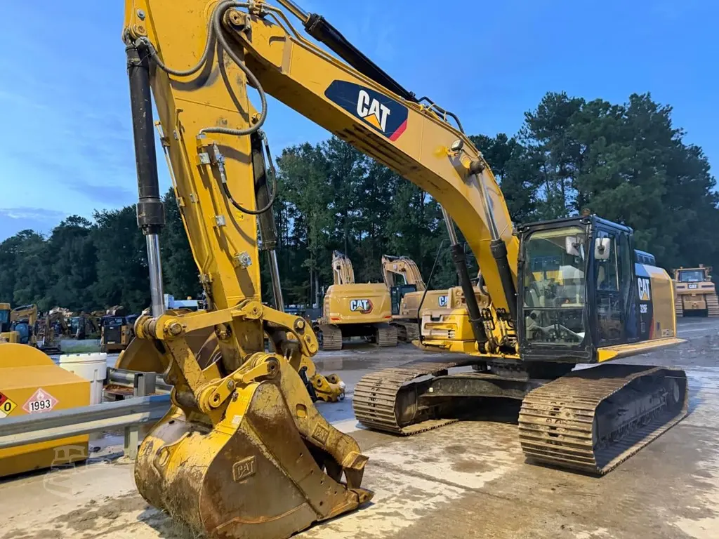 2019 Caterpillar 326F